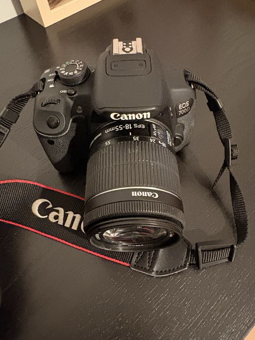 Canon EOS 700D + Lente 18-55mm STM + 4 Baterias + Cartão 64GB