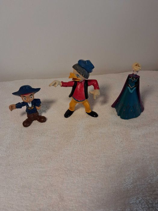 Figuras: Elsa, Prof. Pardal e Jack