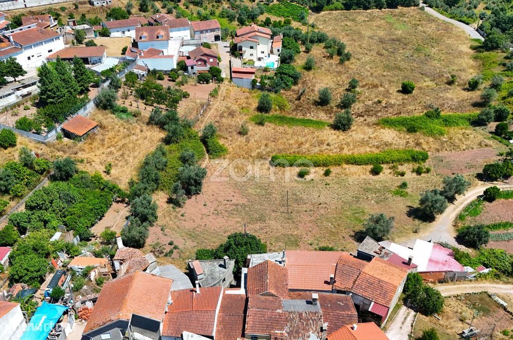 Moradia em ruínas com terreno