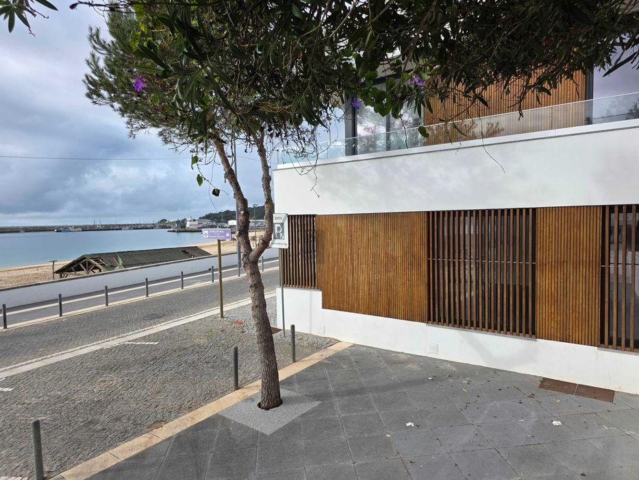 Apartamento T2 em Sesimbra vista de mar primeira linha .