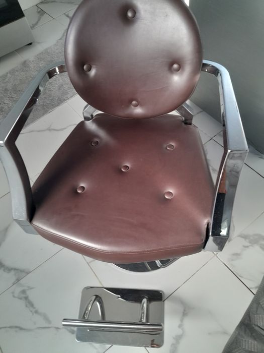 Vendo cadeira de cabeleireira semi nova com o apoio dos pés