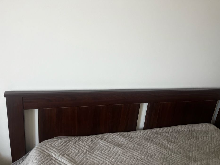 Vendo cama de casal, bom estado de conservação, nao inclui colchão.