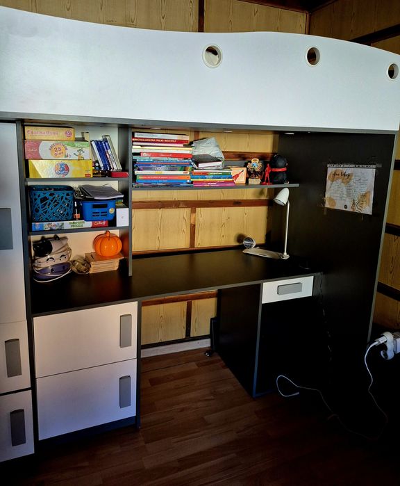 Łóżko piętrowe z biurkiem i szafkami