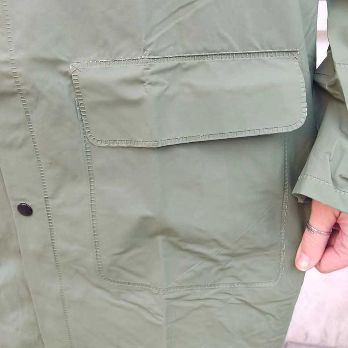 Gabardine impermeável verde tropa