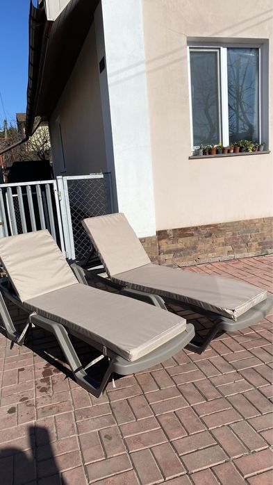 Шезлонги, лежаки, столики для шезлонгів: Білі і капучіно! Нові