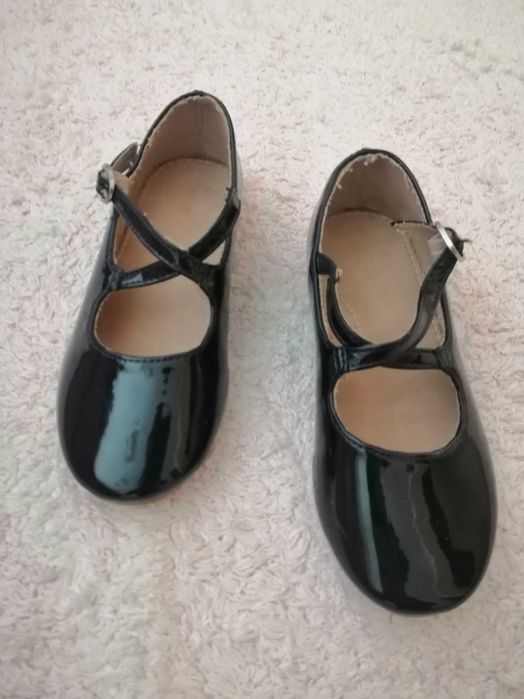 Sapatos de verniz azul marinho de menina