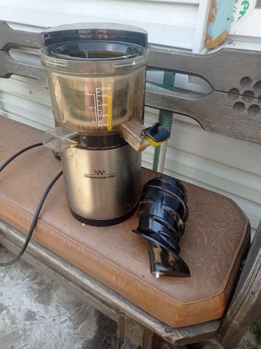 Соковыжималка электрическая  мегааполис