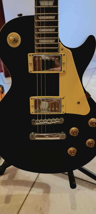 Gitara Arrow LP czarna z pokrowiecem.