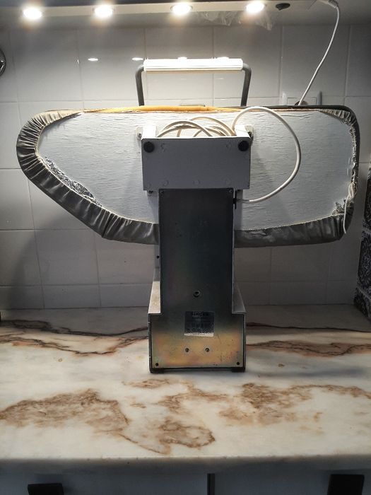 Tábua de engomar, ferro singer