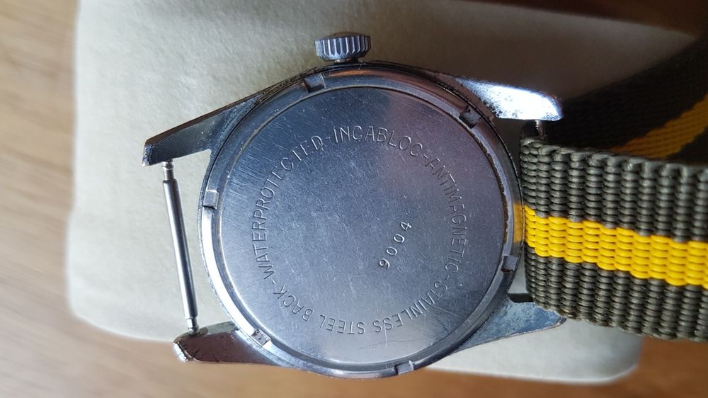 Zegarek vintage w stylu wojskowym