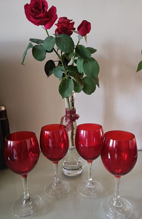 Quatro copos de vinho encarnados