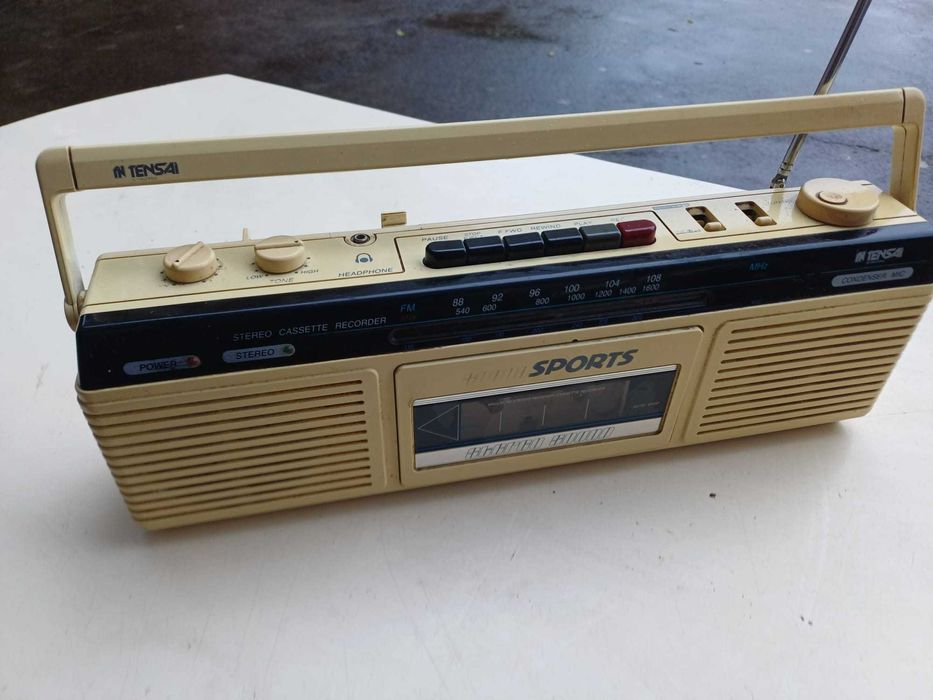 Radio pequeno com leitor de cassetes