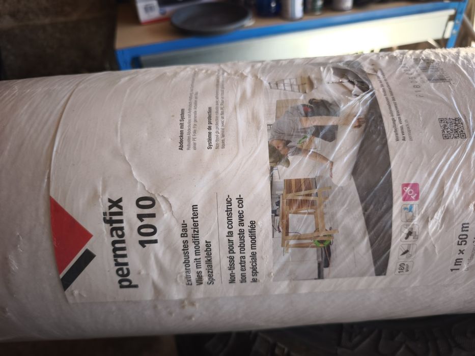 Rolo de tela de pintura de proteção do chão para pintura ou outras obras. Está novo, o seu valor é superior a 150€ na Suiça, cá não há.