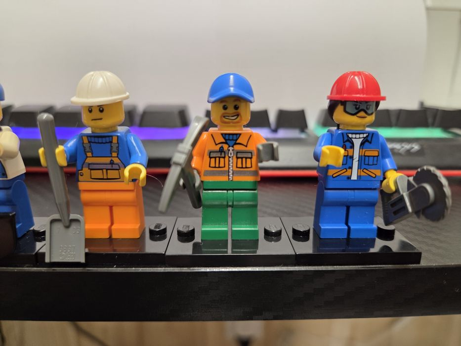 Zestaw figurek lego robotnicy
