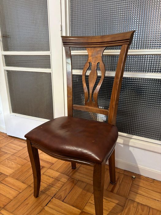 Mesa de jantar com oito cadeiras