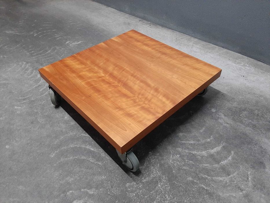 Mesa de apoio com rodas