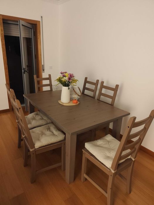 Mesa de jantar com cadeiras