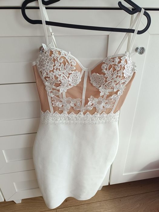 Sukienka bandażowa biało beżowa