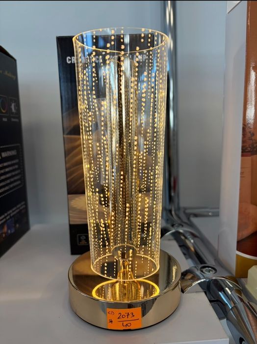 Elegancka lampa LED dekoracyjna – złota lampa stołowa z efektem świetlnym