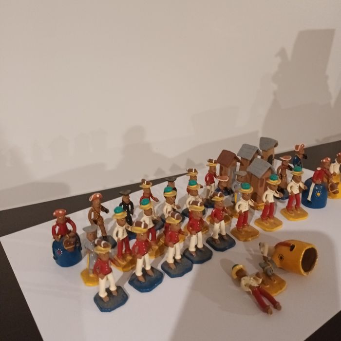 Peças xadrez antigas em argila pintadas à mão