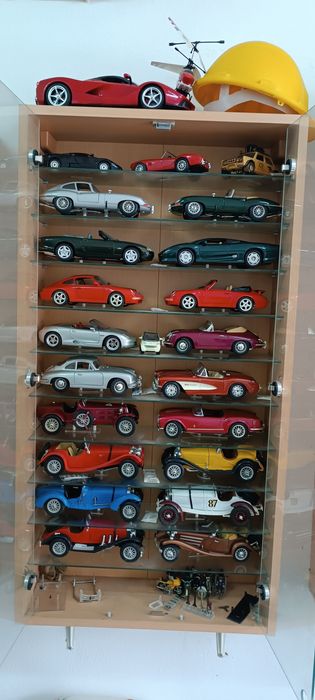 Coleção de Miniaturas de Carros 1:18 + Scooters – Ferrari, Jaguar, Clássicos e Competição