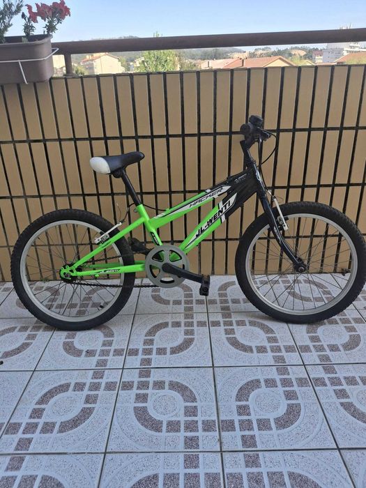 Bicicleta juvenil aro 20 c/ capacete