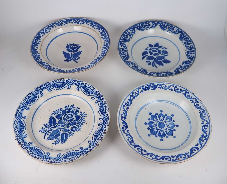 Lote de 4 pratos em faiança antiga Portuguesa XIX/XX