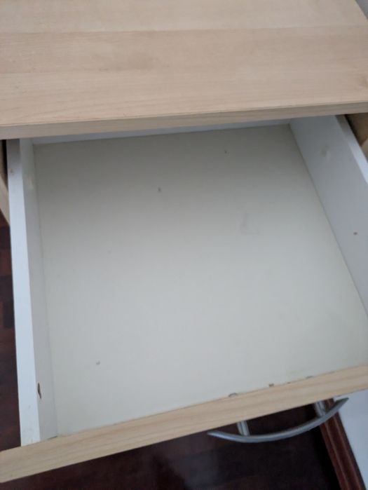 Mesa de Cabeceira com 3 Gavetas