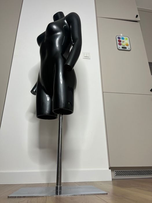 Manekin damski rozmiar S, na stojaku