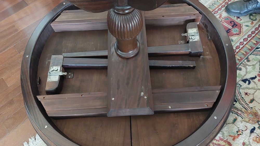 Mesa de jantar em madeira de nogueira