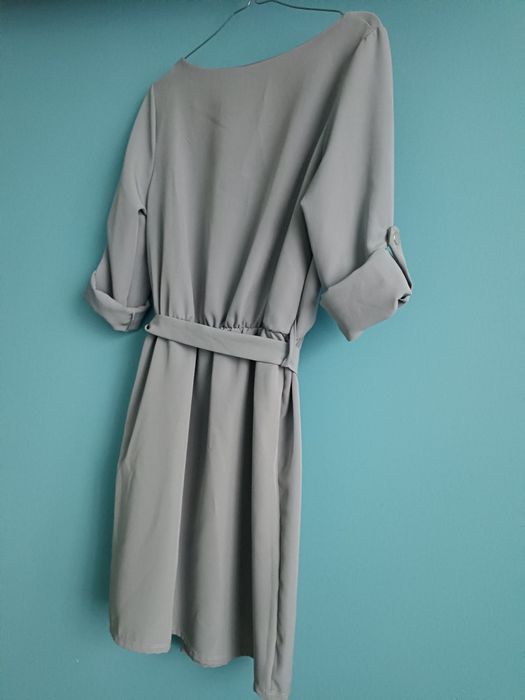 Szara sukienka z paskiem