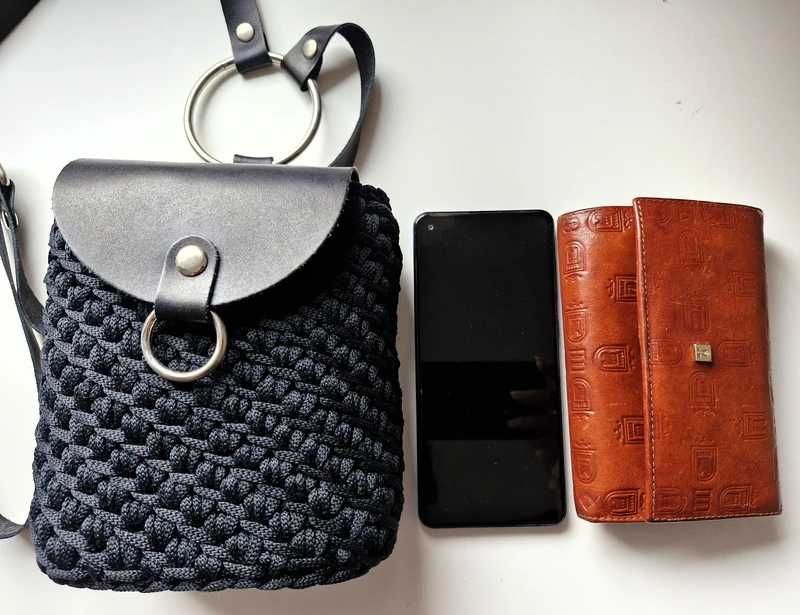 Stylowa, ręcznie robiona czarna torebka mini