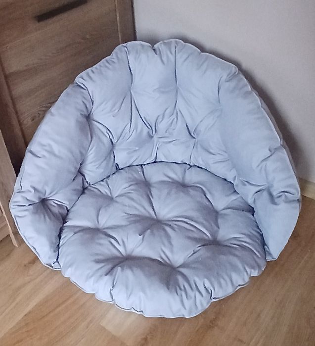Jasno szara poduszka na huśtawkę typu bocianie gniazdo