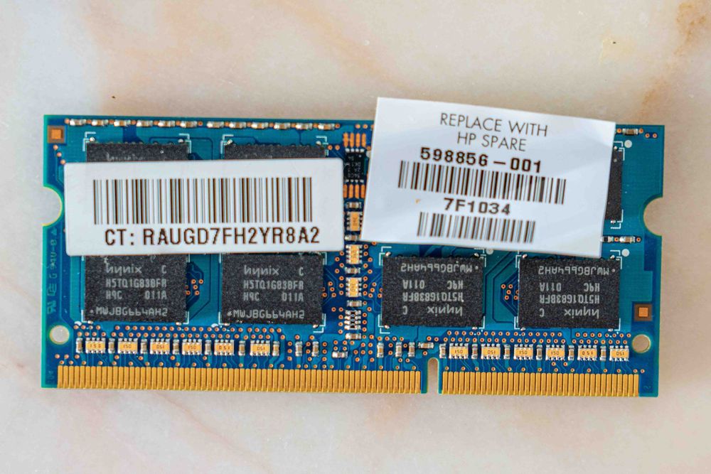 Memoria RAM 2GB Hynix DDR3, esta como novo.