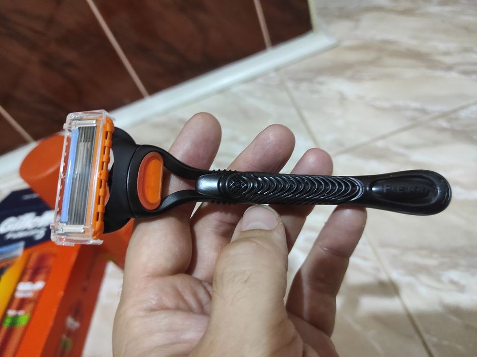 Набір косметики Gillette Fusion5 Станок для гоління чоловічий (бритва) з 1 змінним картриджем + Гель для гоління 200 мл