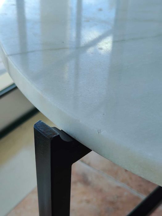 Mesa mármore com estrutura em ferro