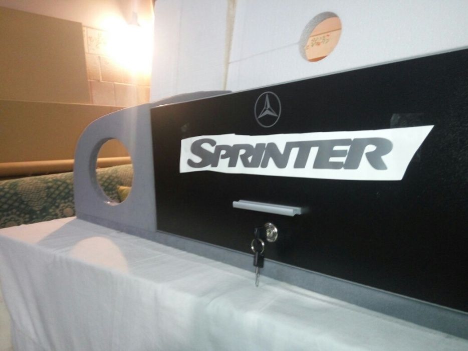 Полка подіум під динамік і "сейф" для спринтер.