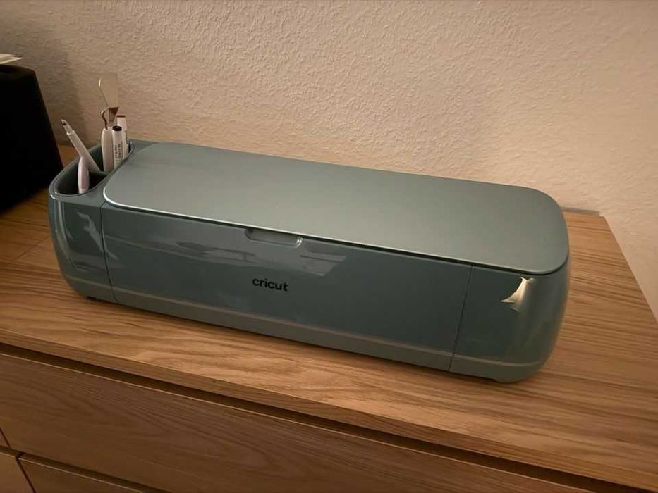 Cricut Maker 4 + Essentials Bundle