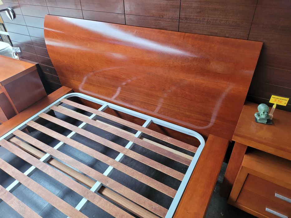 Conjunto de cama e duas mesas de cabeceira - Tudo em óptim