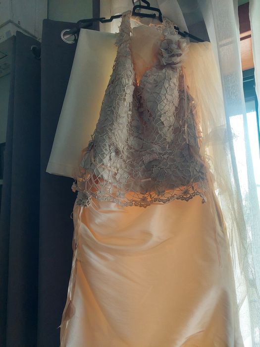 Vestido de noiva com saiote e véu