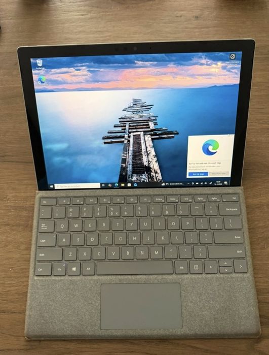 Microsoft surface pro - i5 7300U  256 GB SSD Office 2021

| 256GB ssd |

office 2021 |

Bodies

Touch |

Good Condition