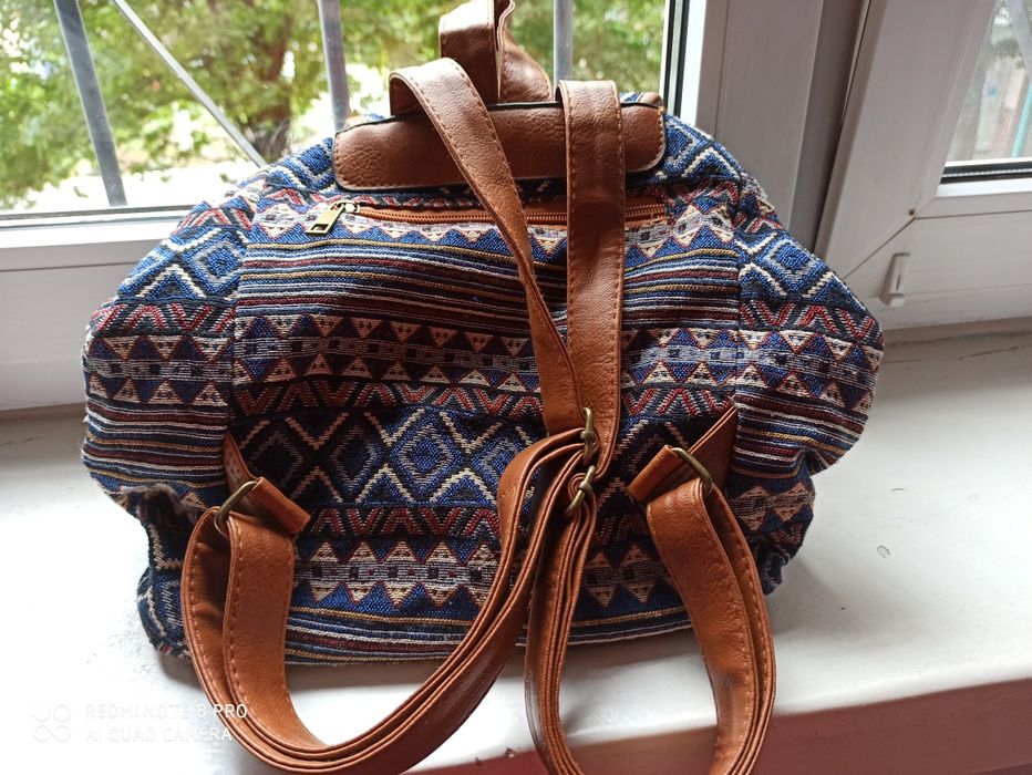 Продам женский рюкзак из текстиля.