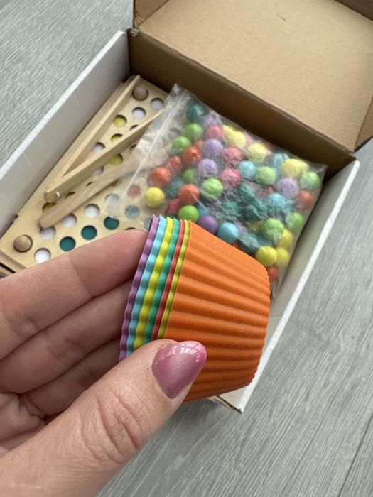 іграшка-сортер "Bead Holder" у стилі Монтессорі.