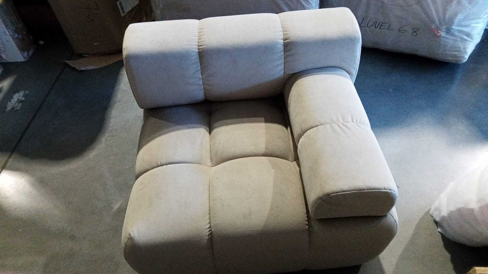 fotel pikowany z podłokietnikiem - neutralny kolor