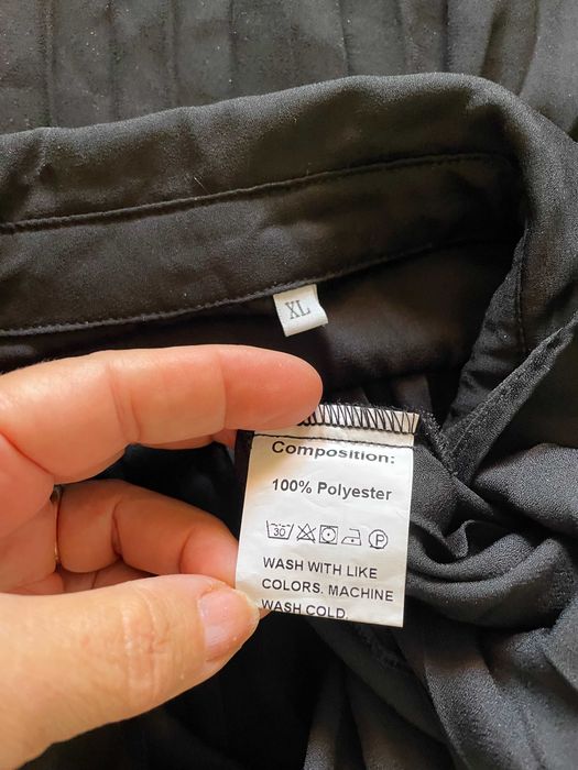 Túnica preta com elegante plissado na parte de trás