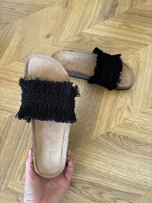 Klapki z czarnymi frędzelkami stan idealny