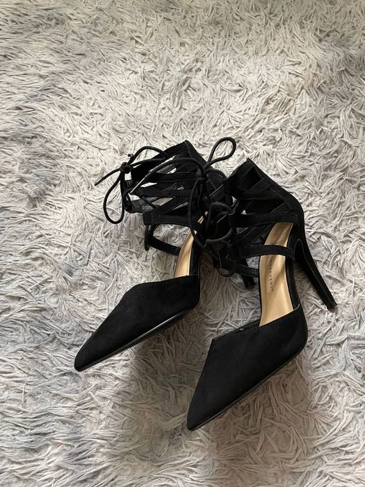 чорні туфлі на шпильці