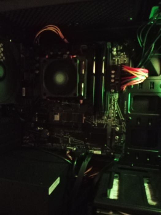 PC GAMER • AMD RYZEN 3 2200 • 16GB RAM • SSD 120GB • HDD 1TB64738198492035123