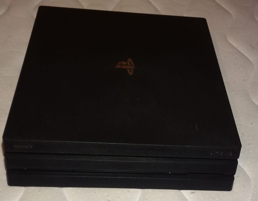 Ps4 Slim 1TB e um comando/ jogos
