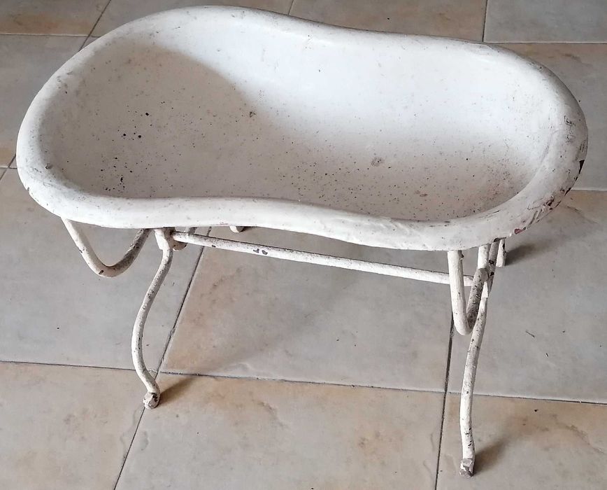 Bidé em esmalte com armação ferro, muito antigo